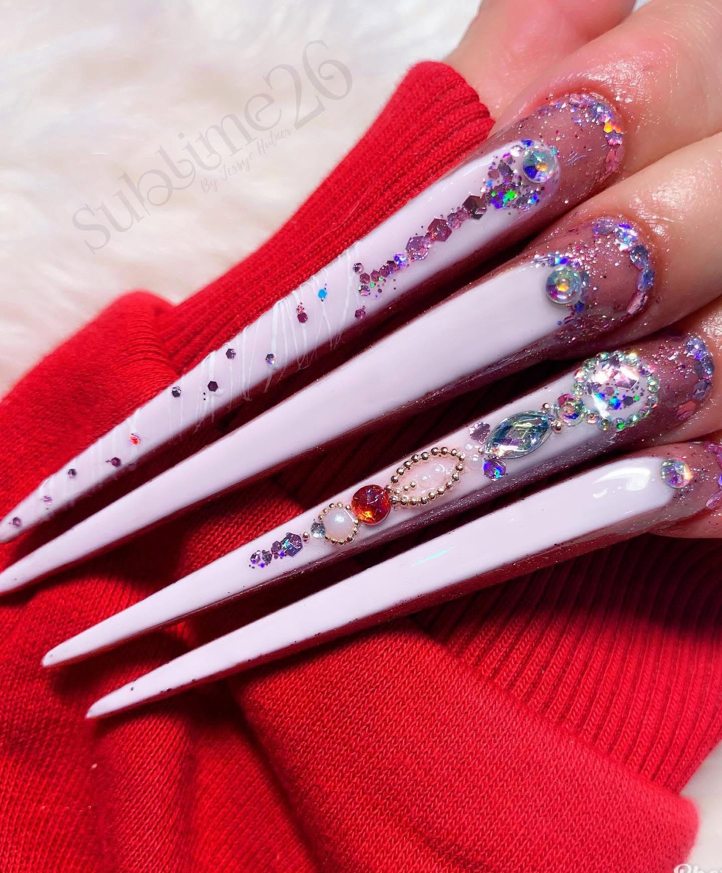 Detalhe de nail art de luxo Sublime26